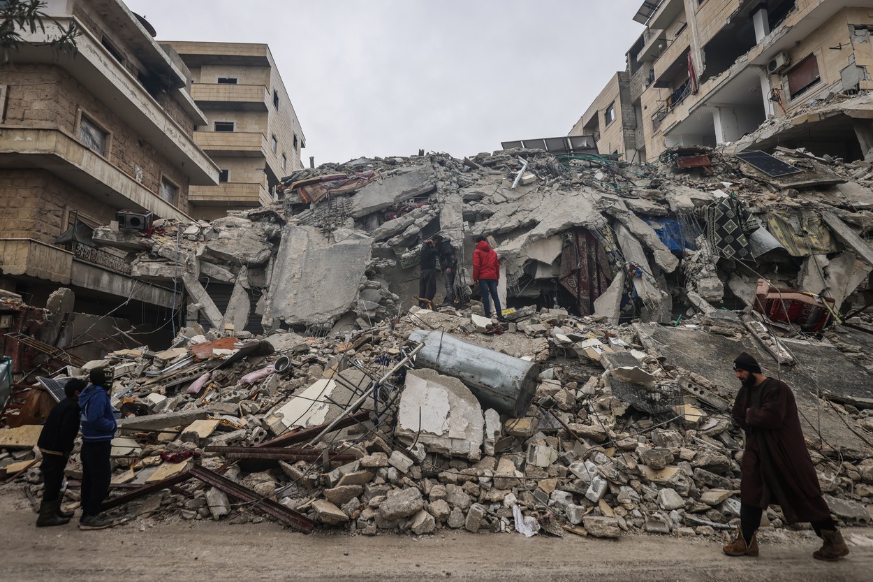 GALERIE FOTO. Imaginile dezastrului, după cutremurele din Turcia. Clădiri rase de pe fața Pământului, oameni sub dărâmături - Imaginea 1