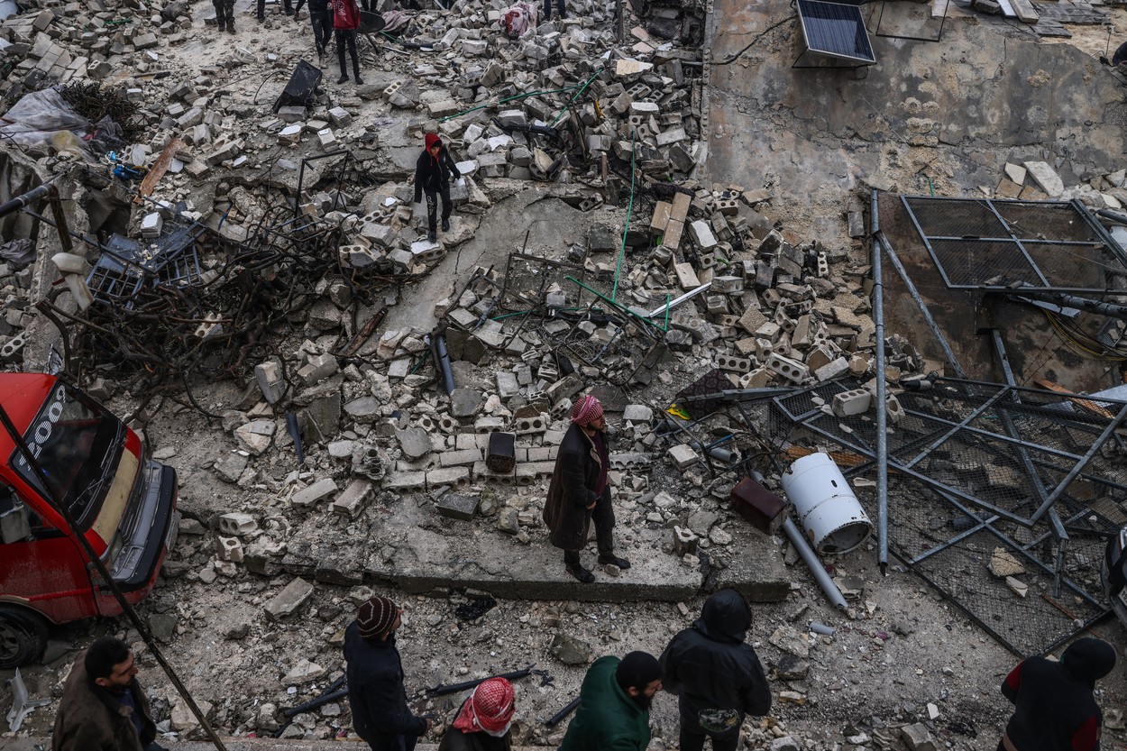 GALERIE FOTO. Imaginile dezastrului, după cutremurele din Turcia. Clădiri rase de pe fața Pământului, oameni sub dărâmături - Imaginea 2