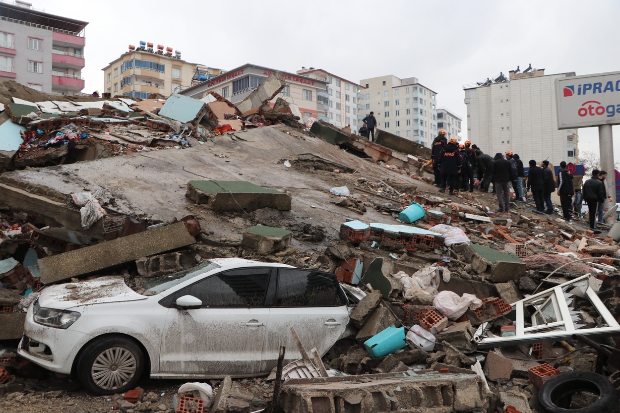 GALERIE FOTO. Imaginile dezastrului, după cutremurele din Turcia. Clădiri rase de pe fața Pământului, oameni sub dărâmături - Imaginea 4