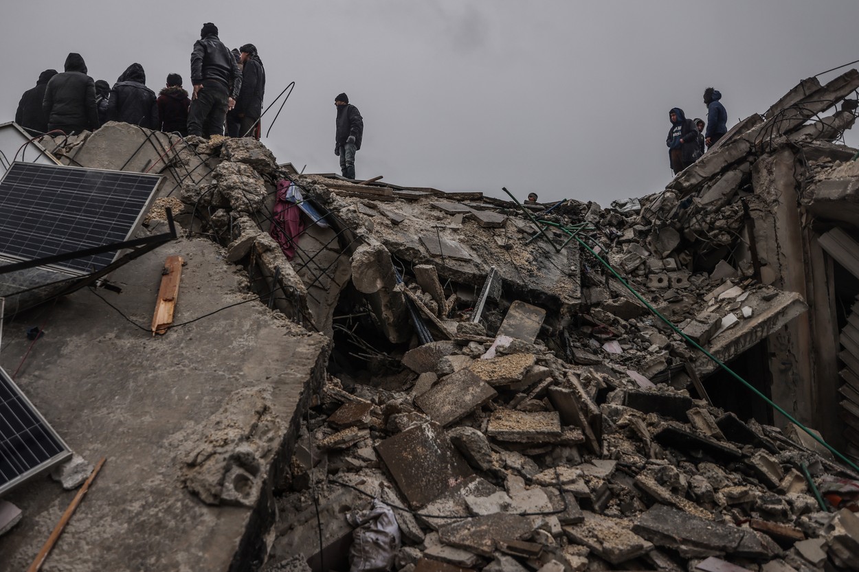 GALERIE FOTO. Imaginile dezastrului, după cutremurele din Turcia. Clădiri rase de pe fața Pământului, oameni sub dărâmături - Imaginea 5