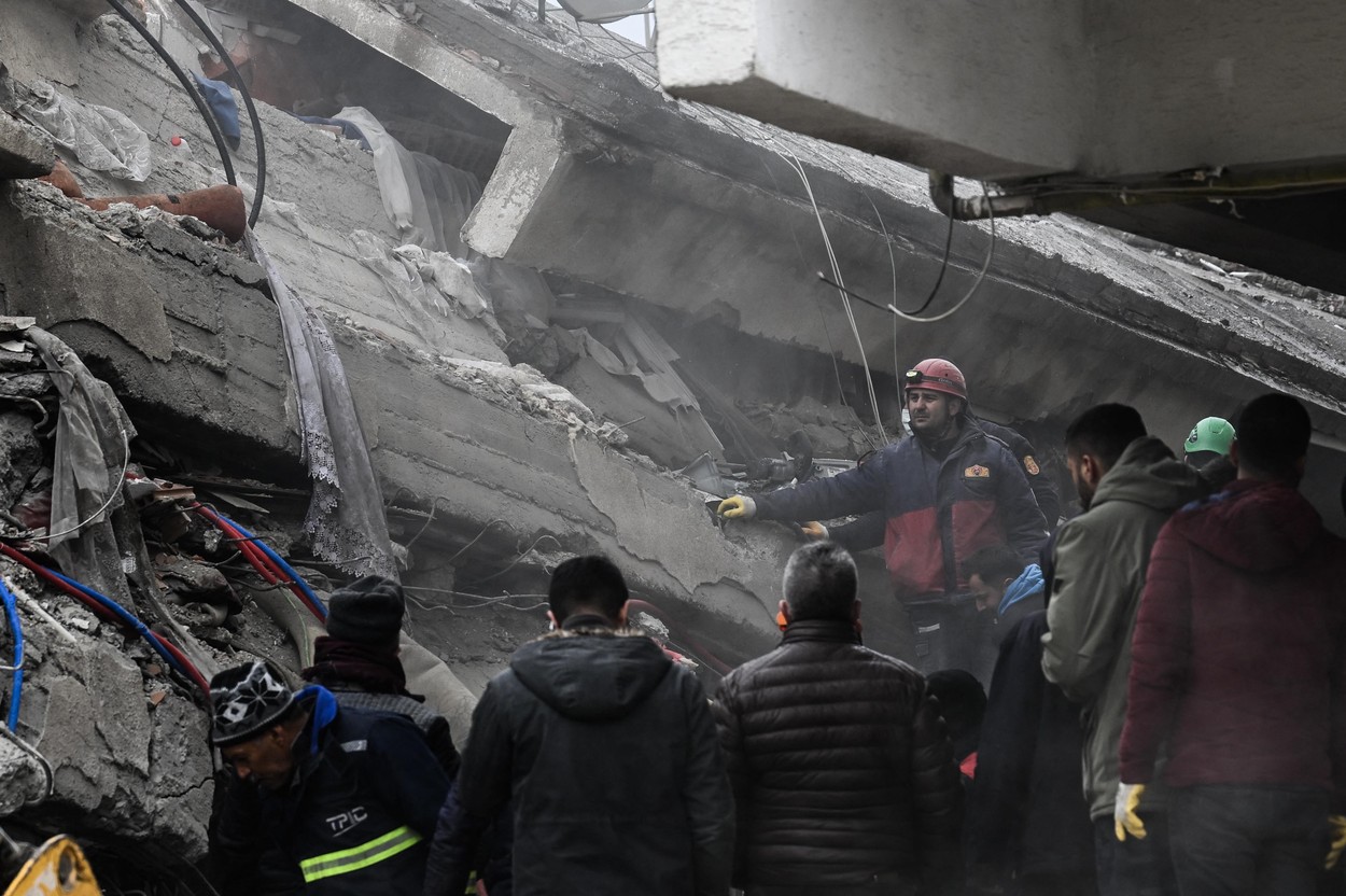 GALERIE FOTO. Imaginile dezastrului, după cutremurele din Turcia. Clădiri rase de pe fața Pământului, oameni sub dărâmături - Imaginea 6