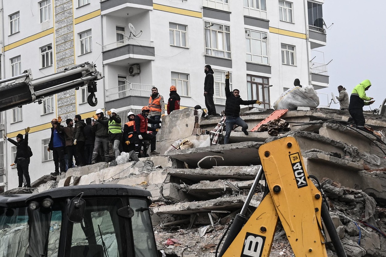 GALERIE FOTO. Imaginile dezastrului, după cutremurele din Turcia. Clădiri rase de pe fața Pământului, oameni sub dărâmături - Imaginea 8