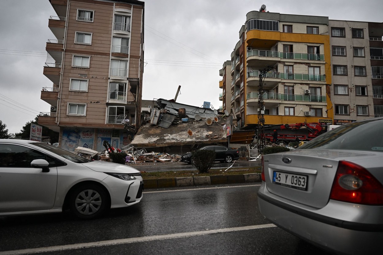 GALERIE FOTO. Imaginile dezastrului, după cutremurele din Turcia. Clădiri rase de pe fața Pământului, oameni sub dărâmături - Imaginea 10