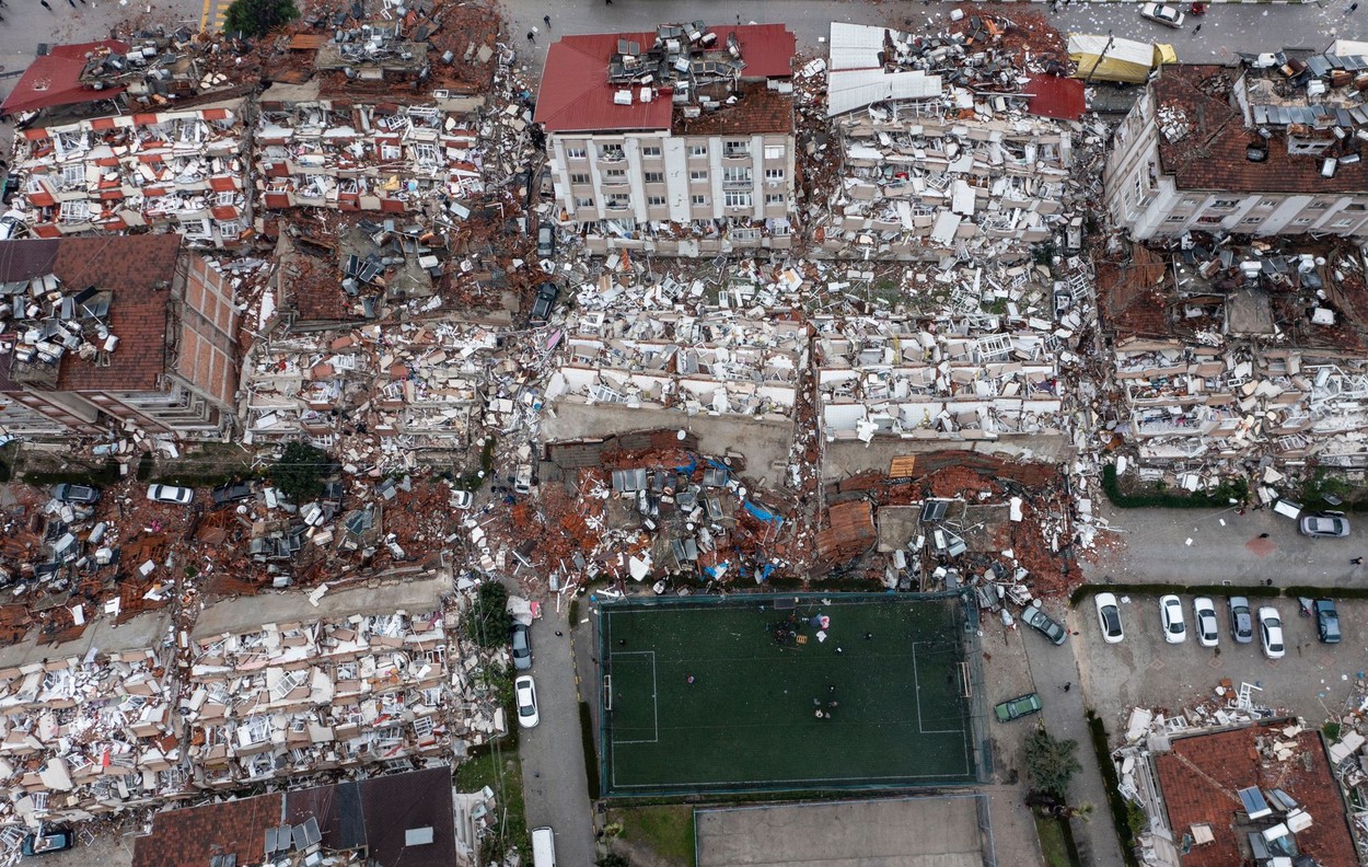 GALERIE FOTO. Imaginile dezastrului, după cutremurele din Turcia. Clădiri rase de pe fața Pământului, oameni sub dărâmături - Imaginea 11