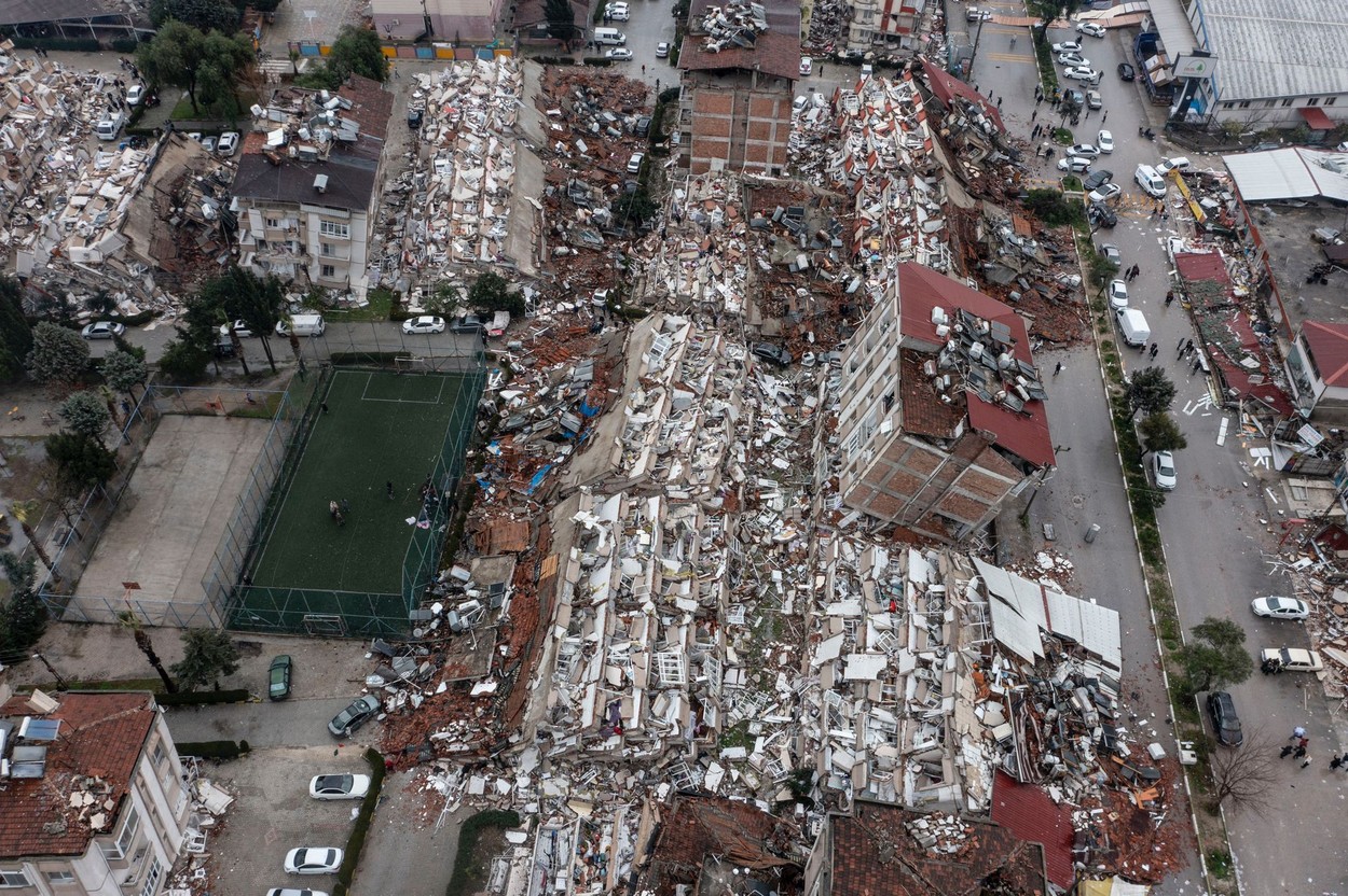 GALERIE FOTO. Imaginile dezastrului, după cutremurele din Turcia. Clădiri rase de pe fața Pământului, oameni sub dărâmături - Imaginea 14