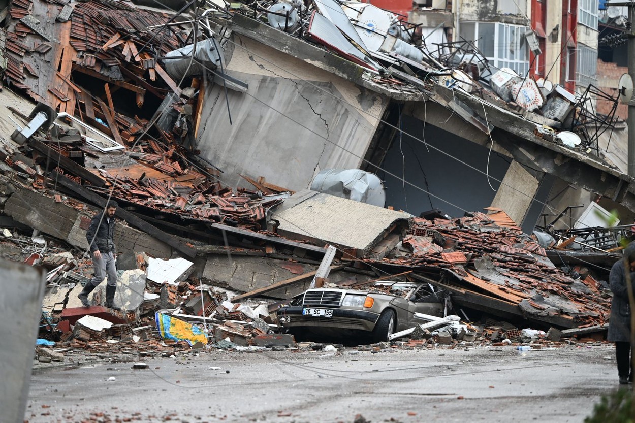 GALERIE FOTO. Imaginile dezastrului, după cutremurele din Turcia. Clădiri rase de pe fața Pământului, oameni sub dărâmături - Imaginea 17