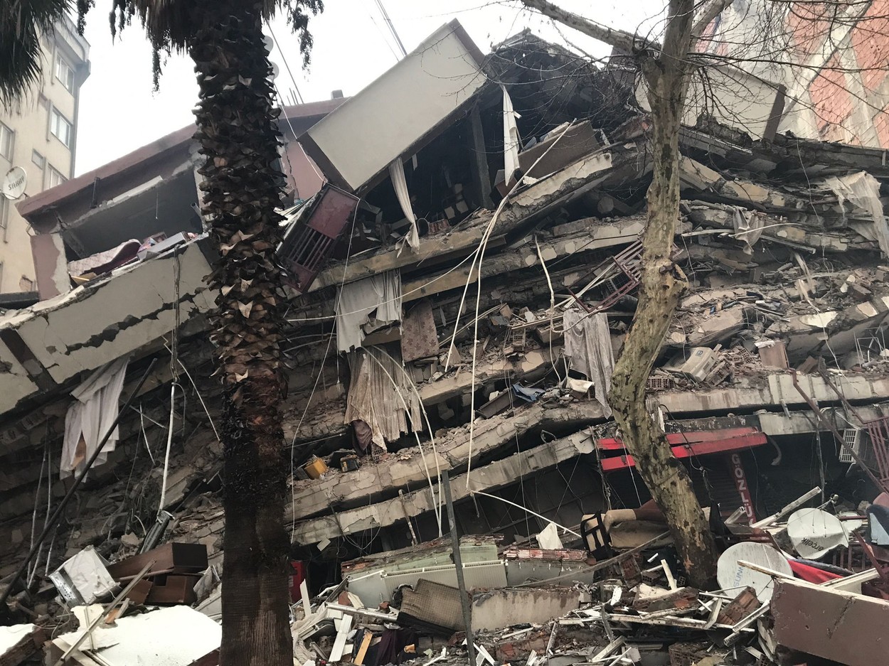 GALERIE FOTO. Imaginile dezastrului, după cutremurele din Turcia. Clădiri rase de pe fața Pământului, oameni sub dărâmături - Imaginea 18