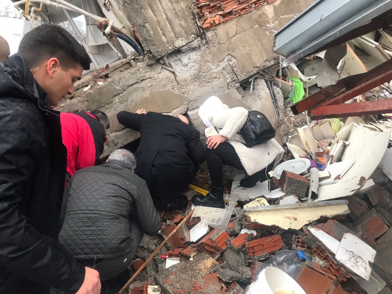 GALERIE FOTO. Imaginile dezastrului, după cutremurele din Turcia. Clădiri rase de pe fața Pământului, oameni sub dărâmături - Imaginea 19