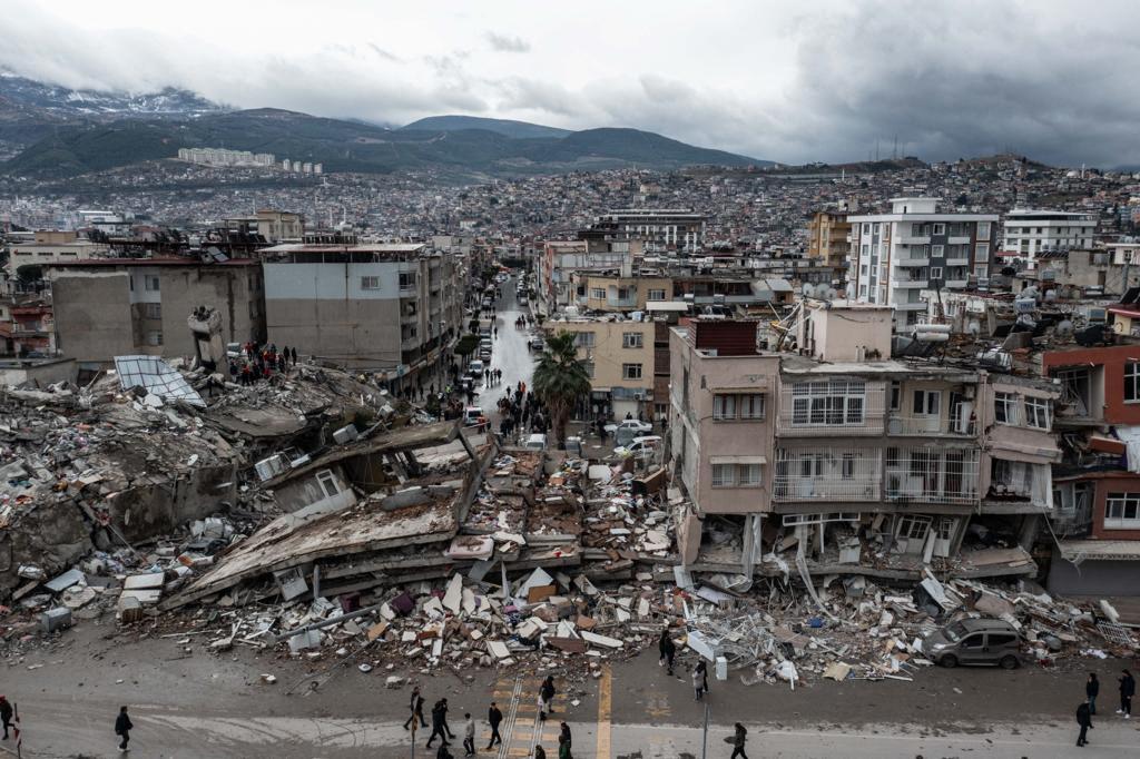 GALERIE FOTO. Imaginile dezastrului, după cutremurele din Turcia. Clădiri rase de pe fața Pământului, oameni sub dărâmături - Imaginea 20
