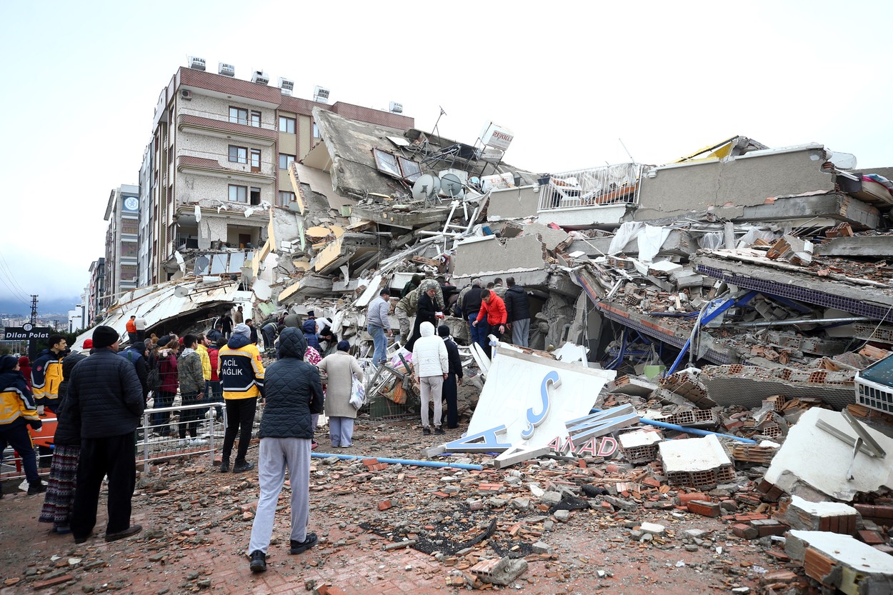 GALERIE FOTO. Imaginile dezastrului, după cutremurele din Turcia. Clădiri rase de pe fața Pământului, oameni sub dărâmături - Imaginea 25