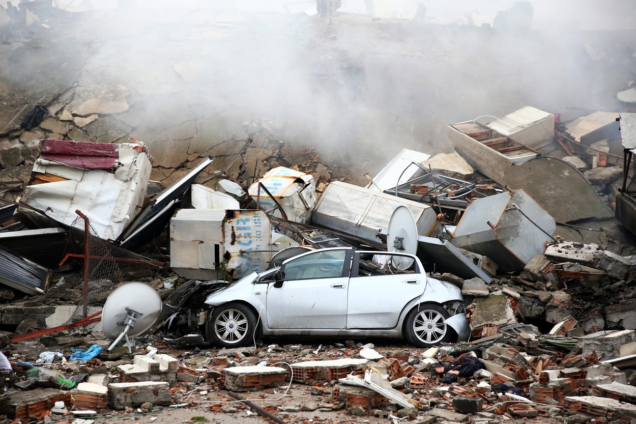 GALERIE FOTO. Imaginile dezastrului, după cutremurele din Turcia. Clădiri rase de pe fața Pământului, oameni sub dărâmături - Imaginea 26