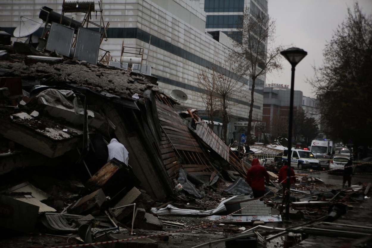 GALERIE FOTO. Imaginile dezastrului, după cutremurele din Turcia. Clădiri rase de pe fața Pământului, oameni sub dărâmături - Imaginea 28