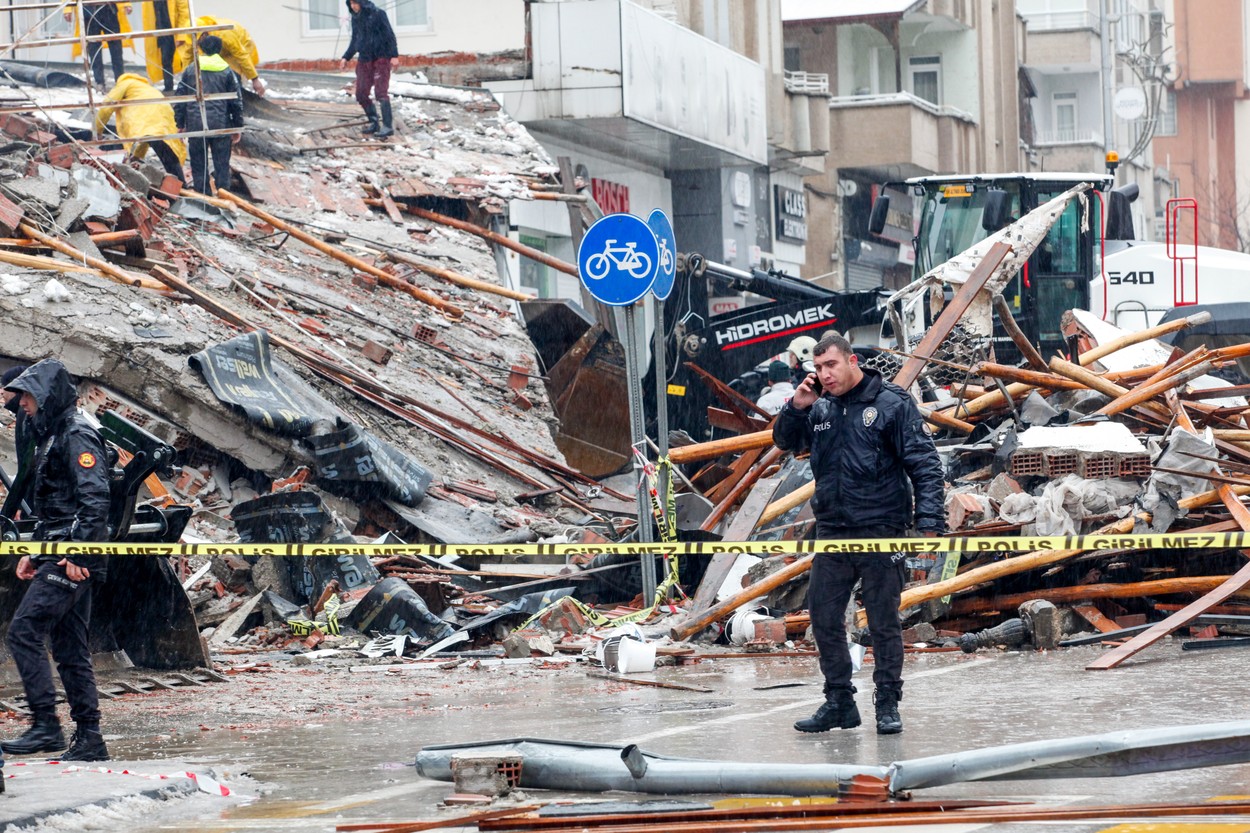GALERIE FOTO. Imaginile dezastrului, după cutremurele din Turcia. Clădiri rase de pe fața Pământului, oameni sub dărâmături - Imaginea 29