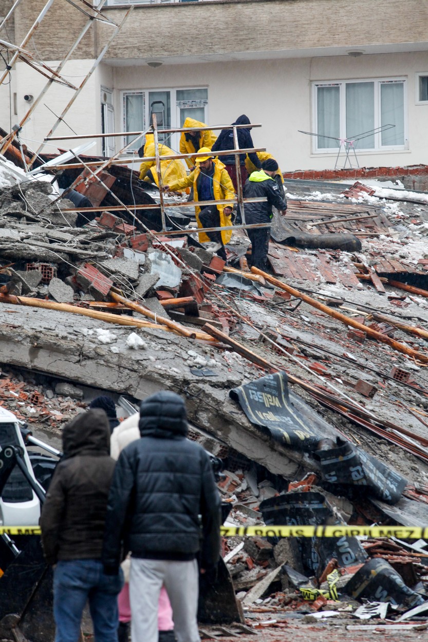 GALERIE FOTO. Imaginile dezastrului, după cutremurele din Turcia. Clădiri rase de pe fața Pământului, oameni sub dărâmături - Imaginea 32