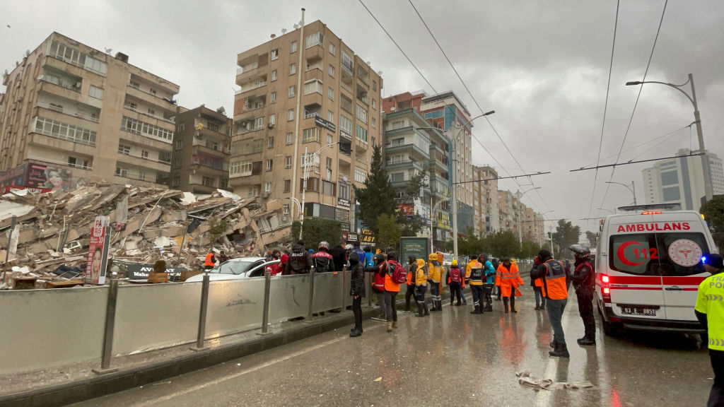 GALERIE FOTO. Imaginile dezastrului, după cutremurele din Turcia. Clădiri rase de pe fața Pământului, oameni sub dărâmături - Imaginea 34
