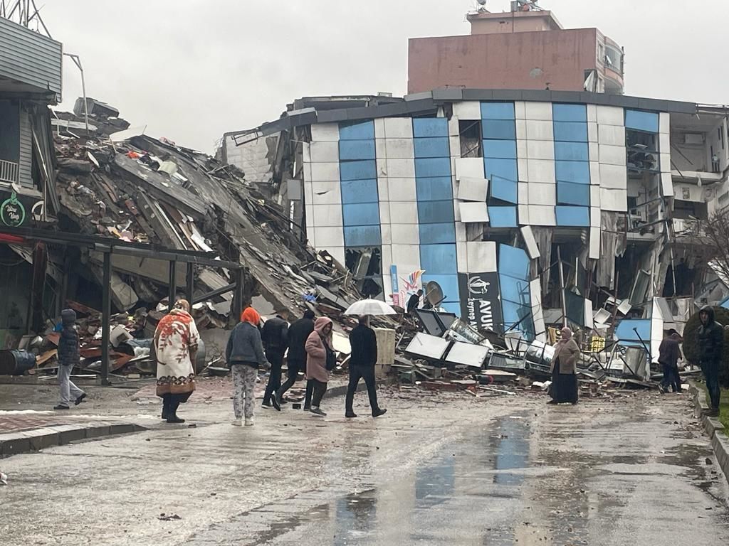 GALERIE FOTO. Imaginile dezastrului, după cutremurele din Turcia. Clădiri rase de pe fața Pământului, oameni sub dărâmături - Imaginea 37