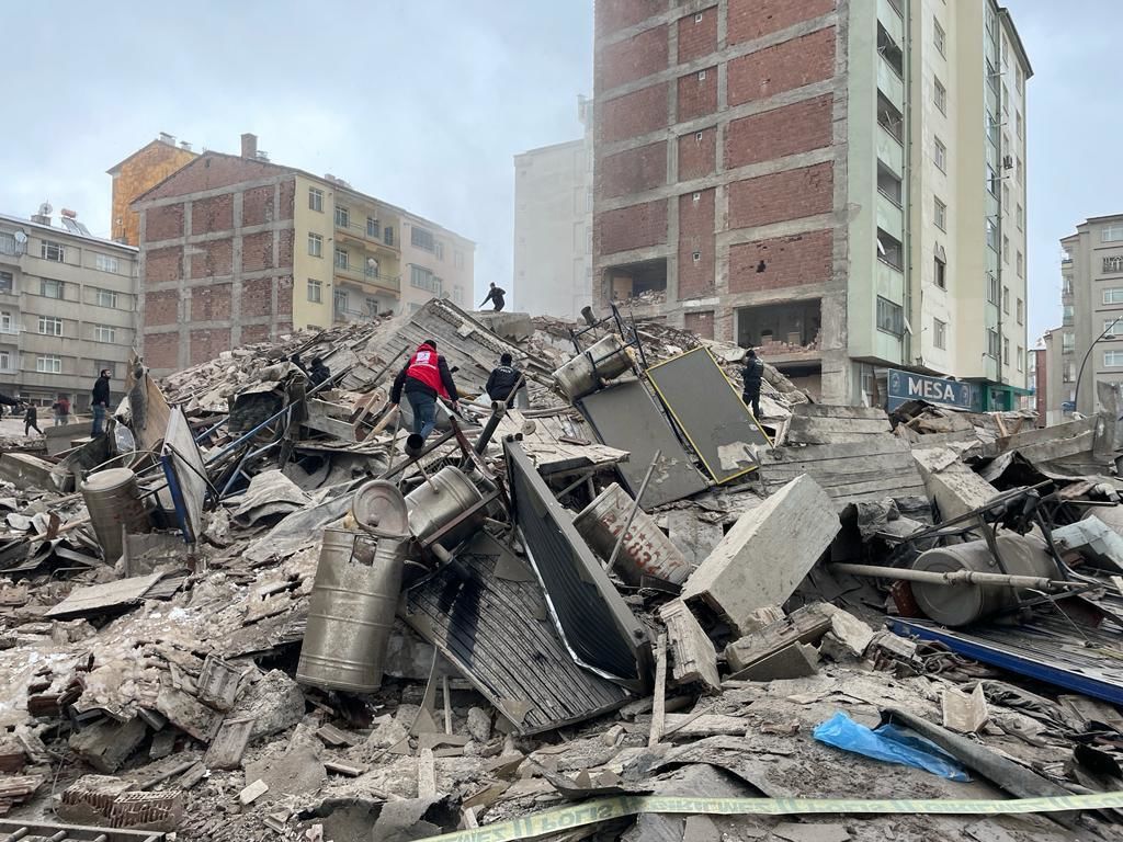 GALERIE FOTO. Imaginile dezastrului, după cutremurele din Turcia. Clădiri rase de pe fața Pământului, oameni sub dărâmături - Imaginea 38