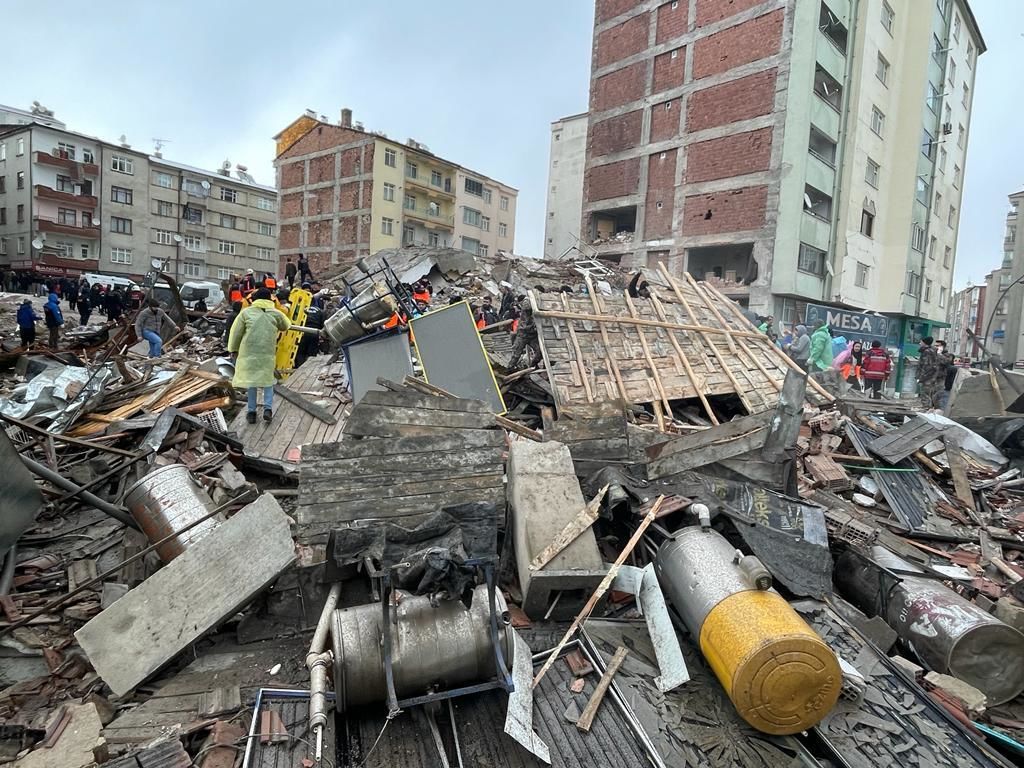 GALERIE FOTO. Imaginile dezastrului, după cutremurele din Turcia. Clădiri rase de pe fața Pământului, oameni sub dărâmături - Imaginea 39