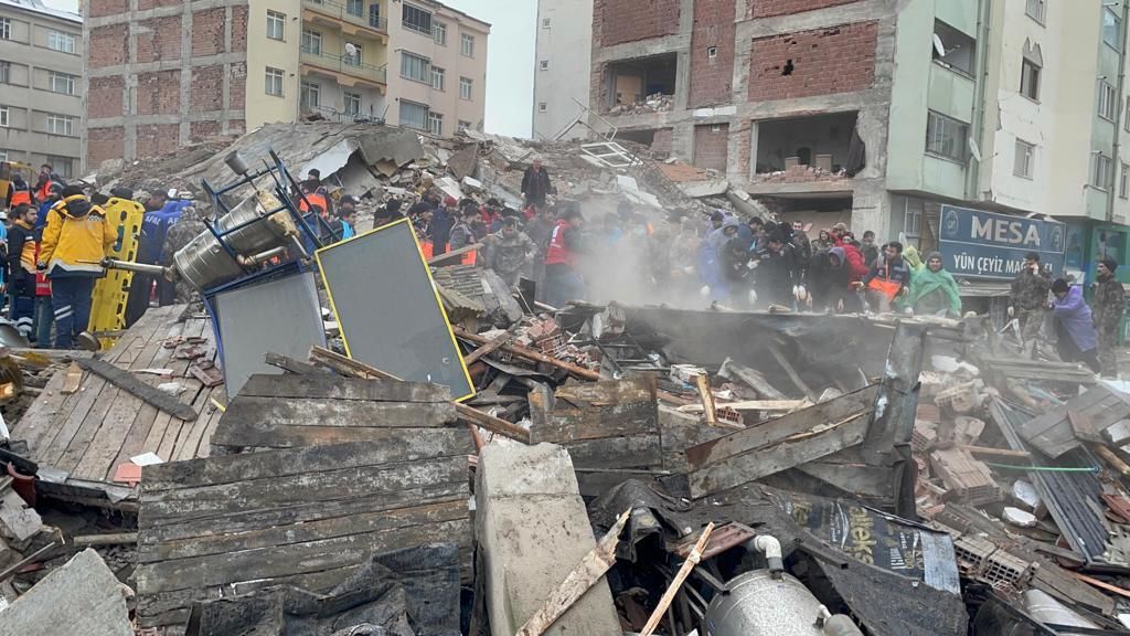 GALERIE FOTO. Imaginile dezastrului, după cutremurele din Turcia. Clădiri rase de pe fața Pământului, oameni sub dărâmături - Imaginea 40