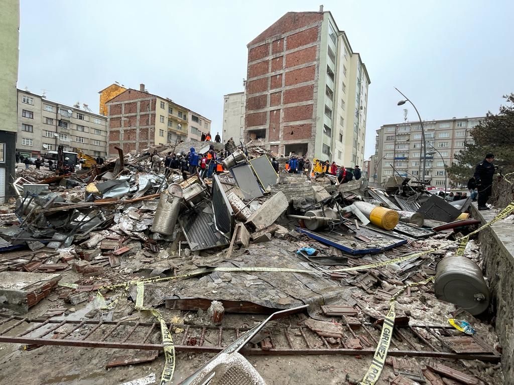 GALERIE FOTO. Imaginile dezastrului, după cutremurele din Turcia. Clădiri rase de pe fața Pământului, oameni sub dărâmături - Imaginea 41