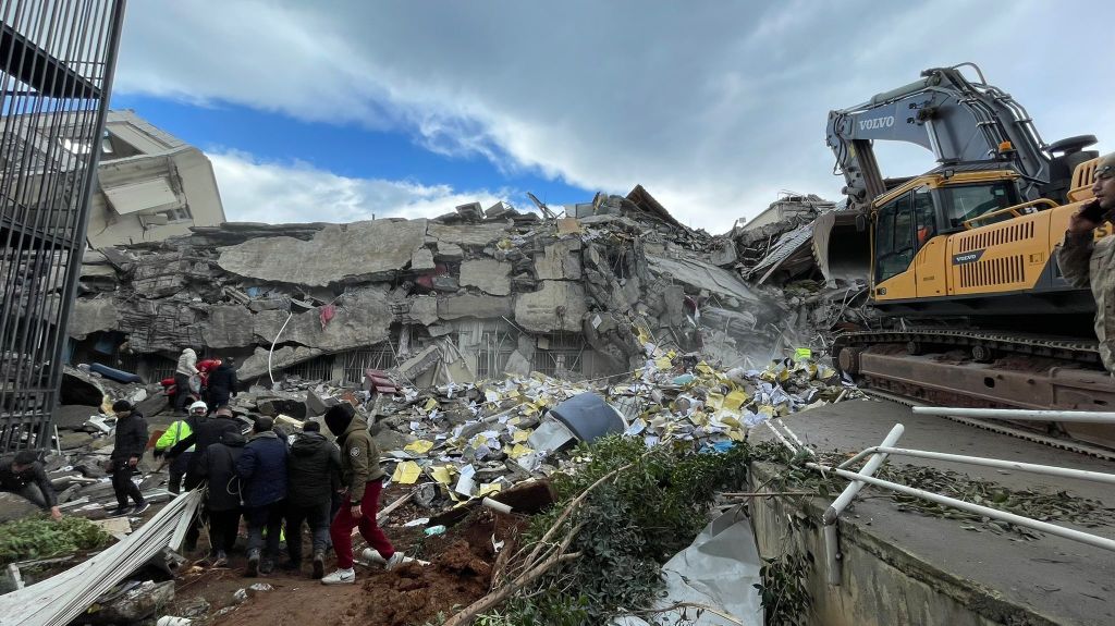 GALERIE FOTO. Imaginile dezastrului, după cutremurele din Turcia. Clădiri rase de pe fața Pământului, oameni sub dărâmături - Imaginea 42
