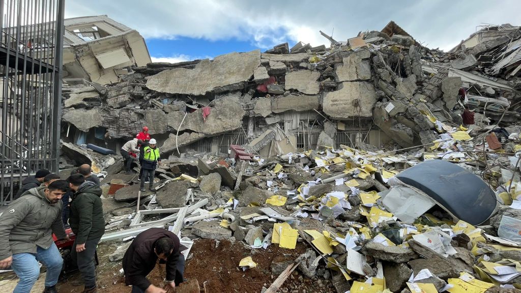 GALERIE FOTO. Imaginile dezastrului, după cutremurele din Turcia. Clădiri rase de pe fața Pământului, oameni sub dărâmături - Imaginea 43