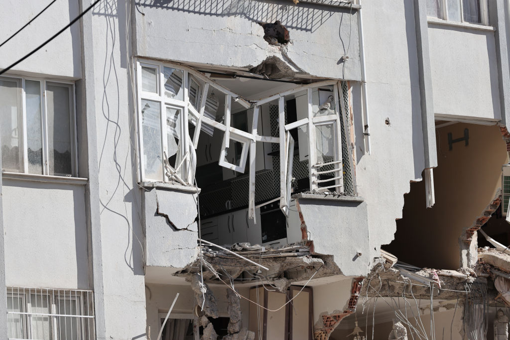 GALERIE FOTO. Imaginile dezastrului, după cutremurele din Turcia. Clădiri rase de pe fața Pământului, oameni sub dărâmături - Imaginea 46
