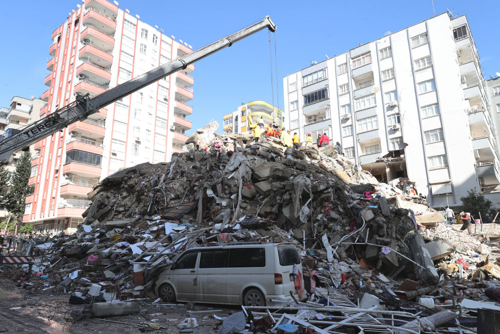 GALERIE FOTO. Imaginile dezastrului, după cutremurele din Turcia. Clădiri rase de pe fața Pământului, oameni sub dărâmături - Imaginea 47