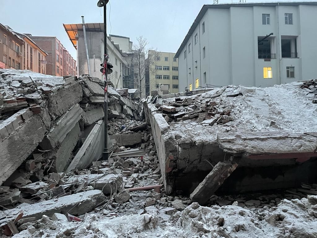 GALERIE FOTO. Imaginile dezastrului, după cutremurele din Turcia. Clădiri rase de pe fața Pământului, oameni sub dărâmături - Imaginea 48