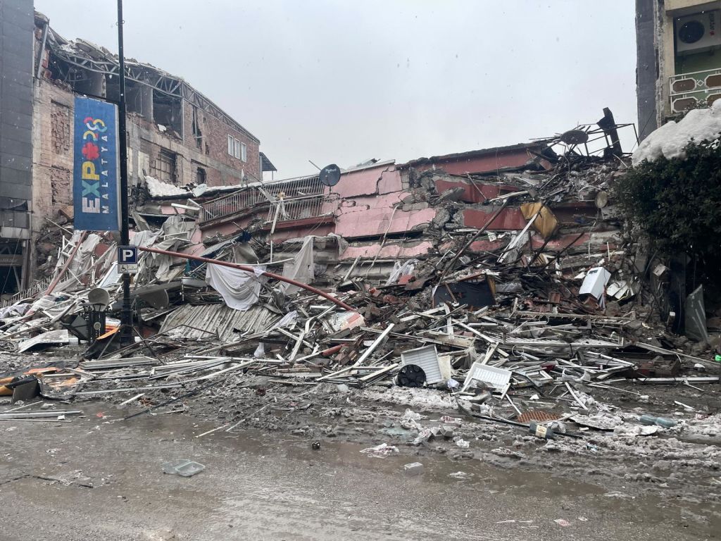GALERIE FOTO. Imaginile dezastrului, după cutremurele din Turcia. Clădiri rase de pe fața Pământului, oameni sub dărâmături - Imaginea 49