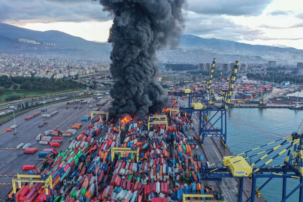 Un incendiu izbucnit în portul turc Iskenderun după cutremurele de luni continuă să ardă | VIDEO - Imaginea 2