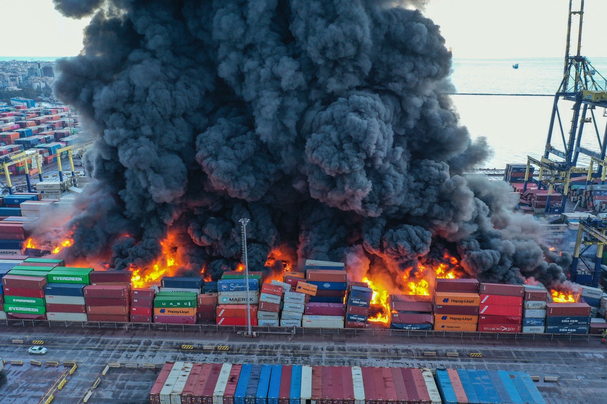 Un incendiu izbucnit în portul turc Iskenderun după cutremurele de luni continuă să ardă | VIDEO - Imaginea 5