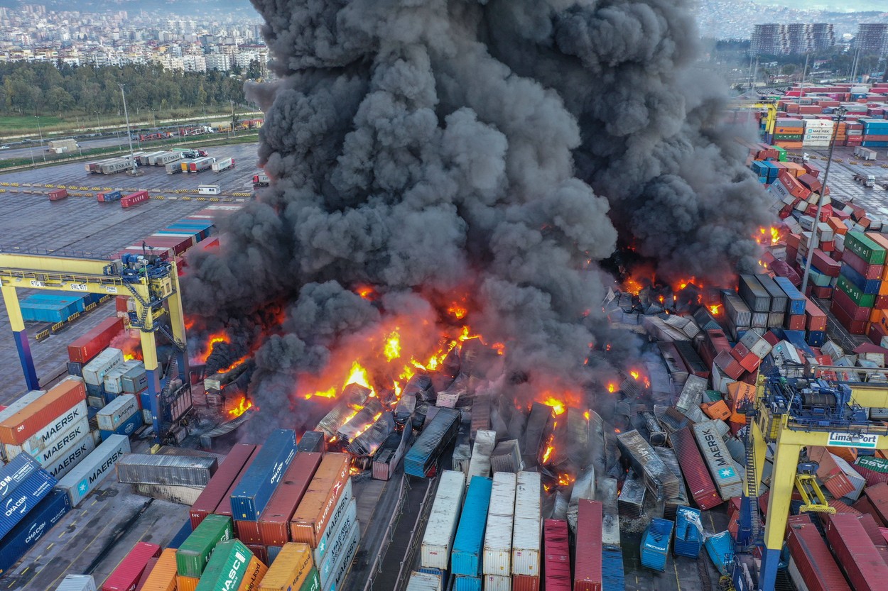 Un incendiu izbucnit în portul turc Iskenderun după cutremurele de luni continuă să ardă | VIDEO - Imaginea 6
