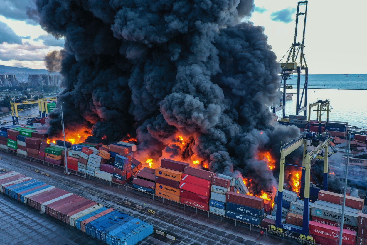 Un incendiu izbucnit în portul turc Iskenderun după cutremurele de luni continuă să ardă | VIDEO - Imaginea 7