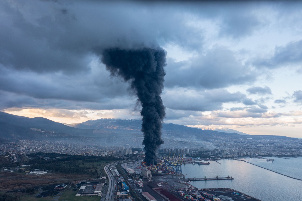 Un incendiu izbucnit în portul turc Iskenderun după cutremurele de luni continuă să ardă | VIDEO - Imaginea 8
