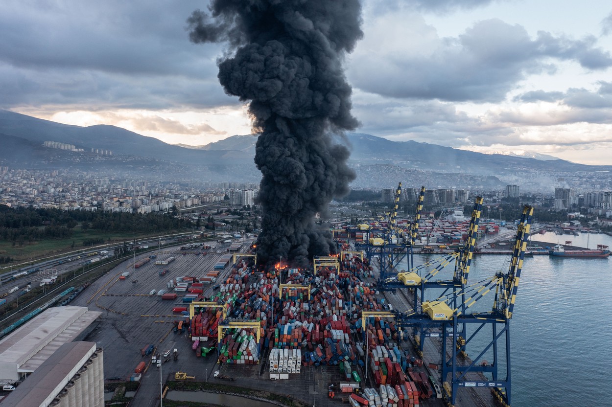 Un incendiu izbucnit în portul turc Iskenderun după cutremurele de luni continuă să ardă | VIDEO - Imaginea 10