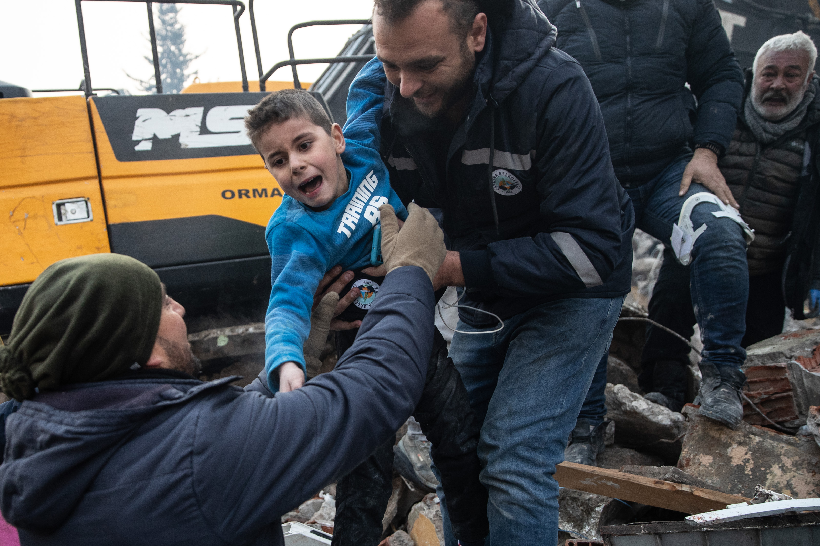 Imagini dramatice din Turcia. Momentul în care un copil de 8 ani este scos de sub dărâmături și își vede mama | GALERIE FOTO - Imaginea 5