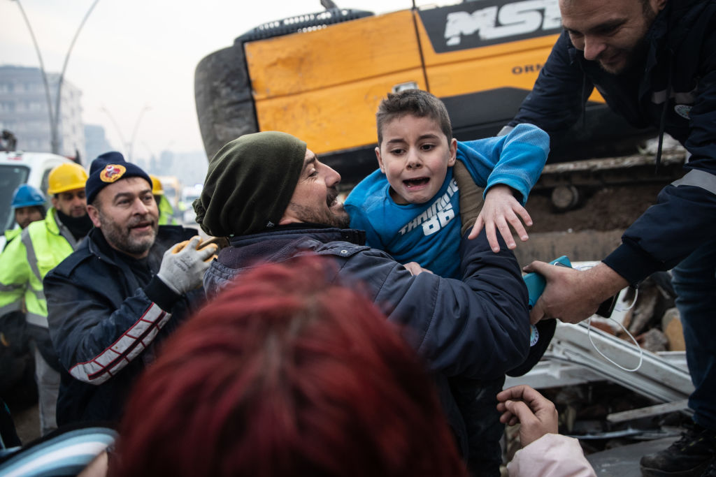 Imagini dramatice din Turcia. Momentul în care un copil de 8 ani este scos de sub dărâmături și își vede mama | GALERIE FOTO - Imaginea 6