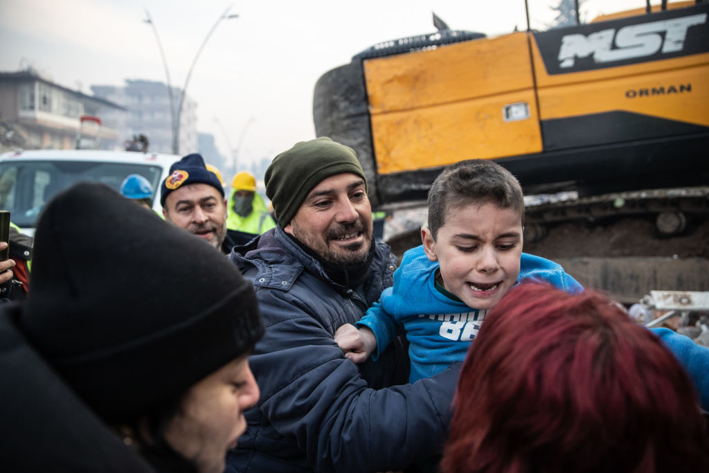 Imagini dramatice din Turcia. Momentul în care un copil de 8 ani este scos de sub dărâmături și își vede mama | GALERIE FOTO - Imaginea 7