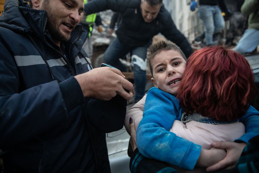 Imagini dramatice din Turcia. Momentul în care un copil de 8 ani este scos de sub dărâmături și își vede mama | GALERIE FOTO - Imaginea 8