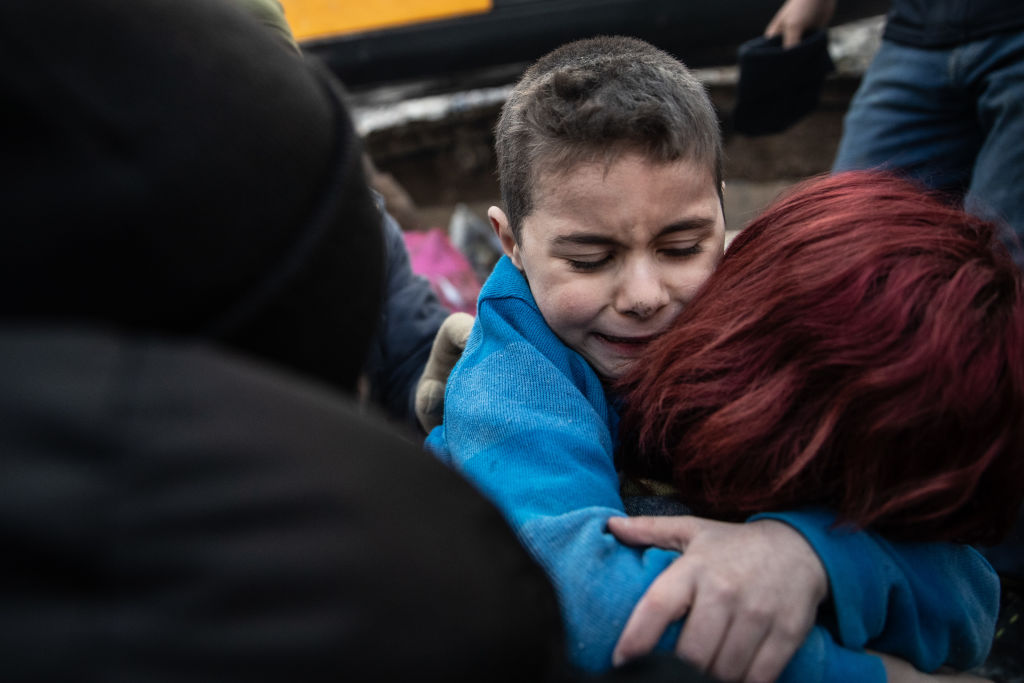 Imagini dramatice din Turcia. Momentul în care un copil de 8 ani este scos de sub dărâmături și își vede mama | GALERIE FOTO - Imaginea 9