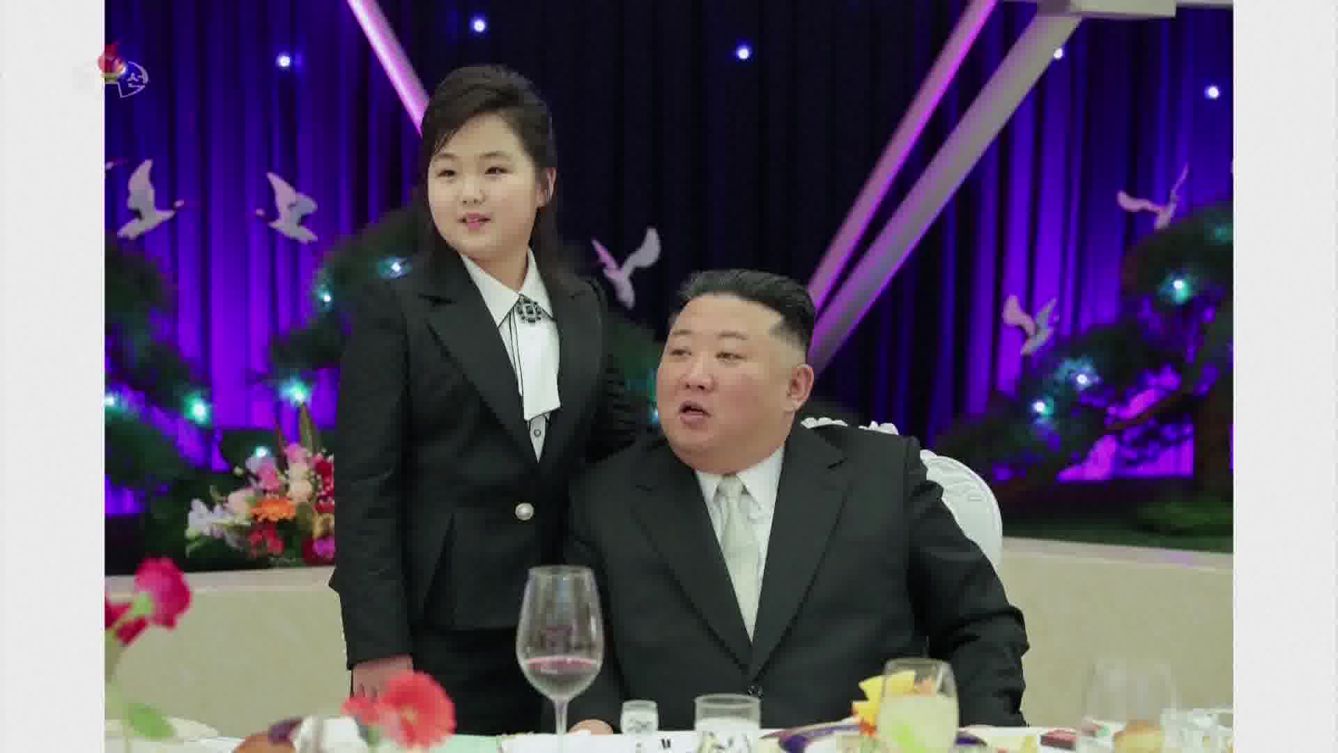 GALERIE FOTO. Kim Jong-Un și-a adus fiica în fața soldaților, pentru a marca 75 de ani de la înființarea armatei - Imaginea 5