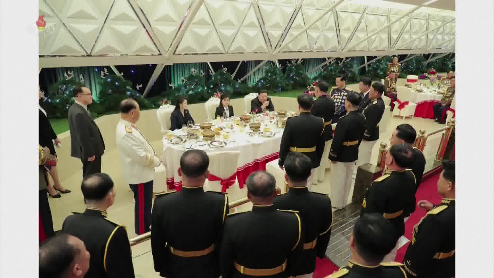 GALERIE FOTO. Kim Jong-Un și-a adus fiica în fața soldaților, pentru a marca 75 de ani de la înființarea armatei - Imaginea 6