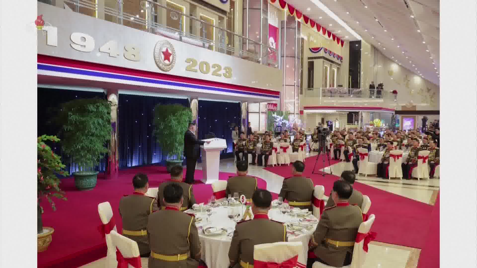 GALERIE FOTO. Kim Jong-Un și-a adus fiica în fața soldaților, pentru a marca 75 de ani de la înființarea armatei - Imaginea 11