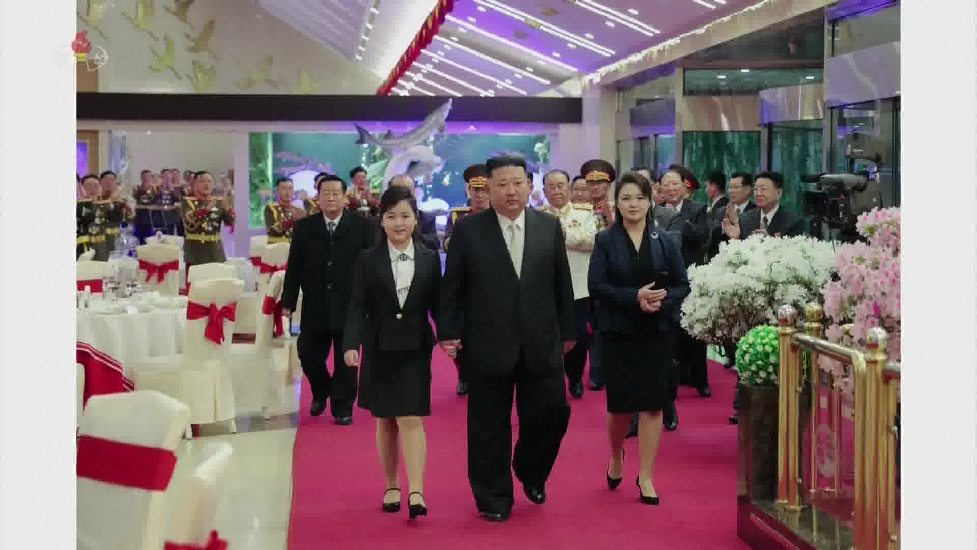 GALERIE FOTO. Kim Jong-Un și-a adus fiica în fața soldaților, pentru a marca 75 de ani de la înființarea armatei - Imaginea 15