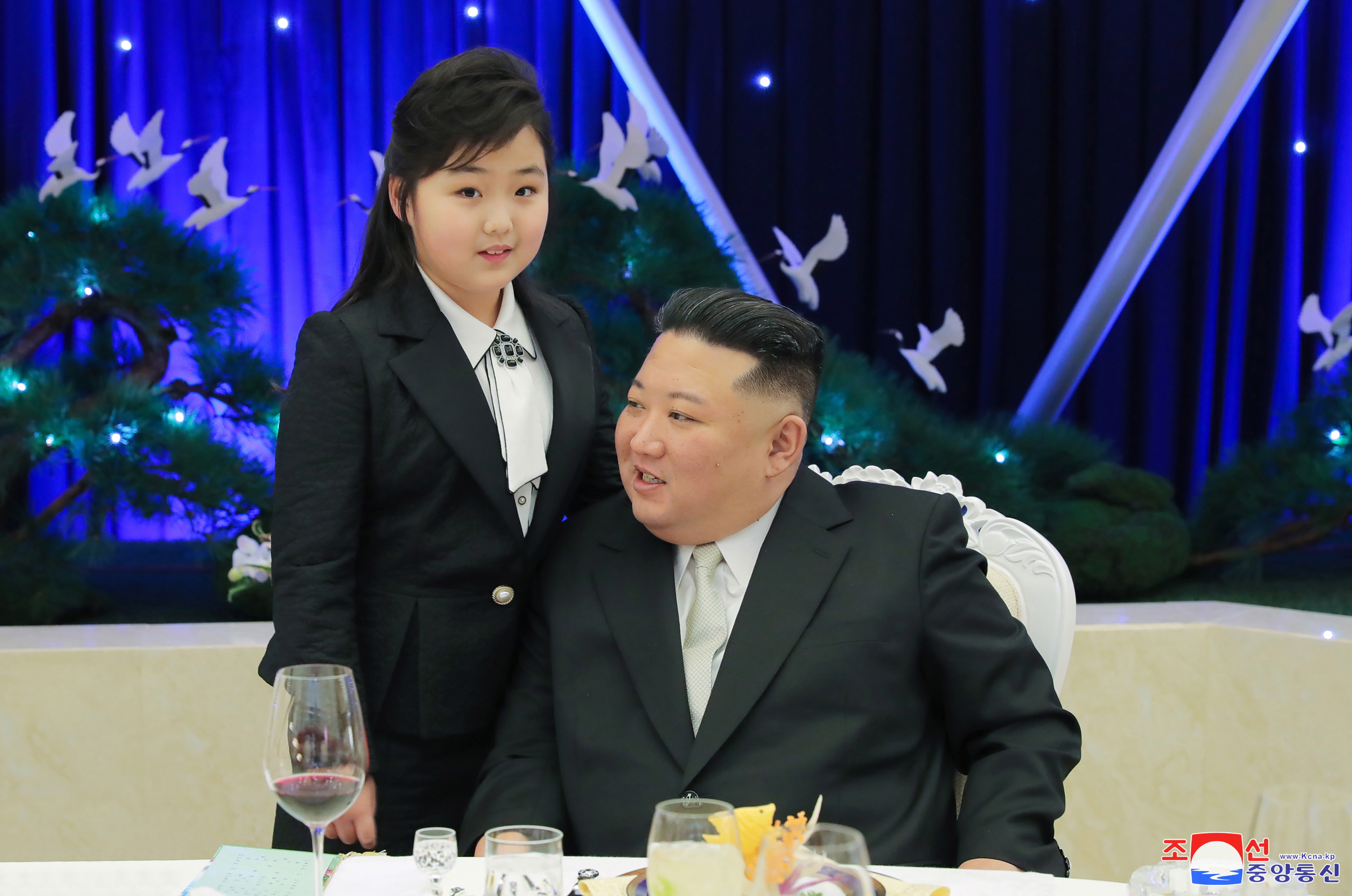 Cu cine a apărut Kim Jong Un la ultimul eveniment din Coreea de Nord. Semn puternic privind succesorul său la putere - Imaginea 1
