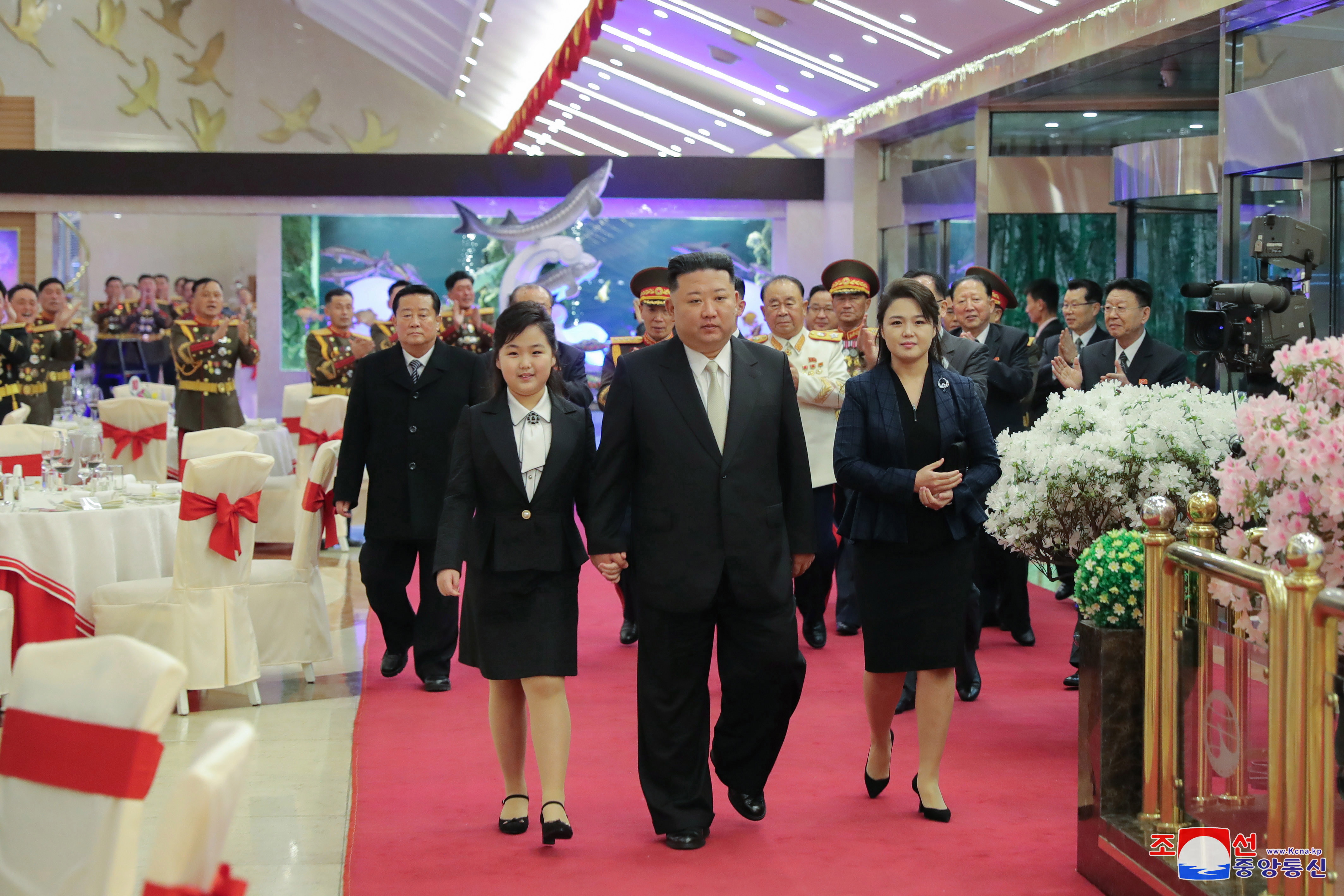 Cu cine a apărut Kim Jong Un la ultimul eveniment din Coreea de Nord. Semn puternic privind succesorul său la putere - Imaginea 2