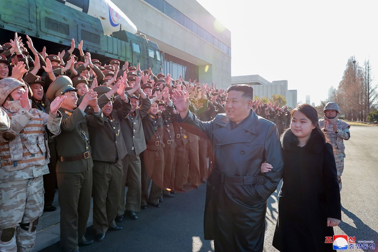 Cu cine a apărut Kim Jong Un la ultimul eveniment din Coreea de Nord. Semn puternic privind succesorul său la putere - Imaginea 5
