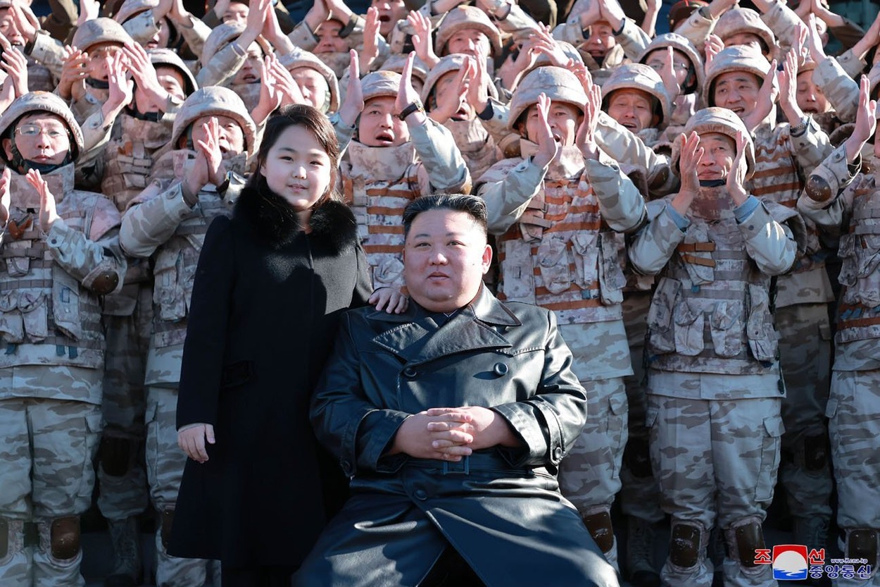Cu cine a apărut Kim Jong Un la ultimul eveniment din Coreea de Nord. Semn puternic privind succesorul său la putere - Imaginea 6