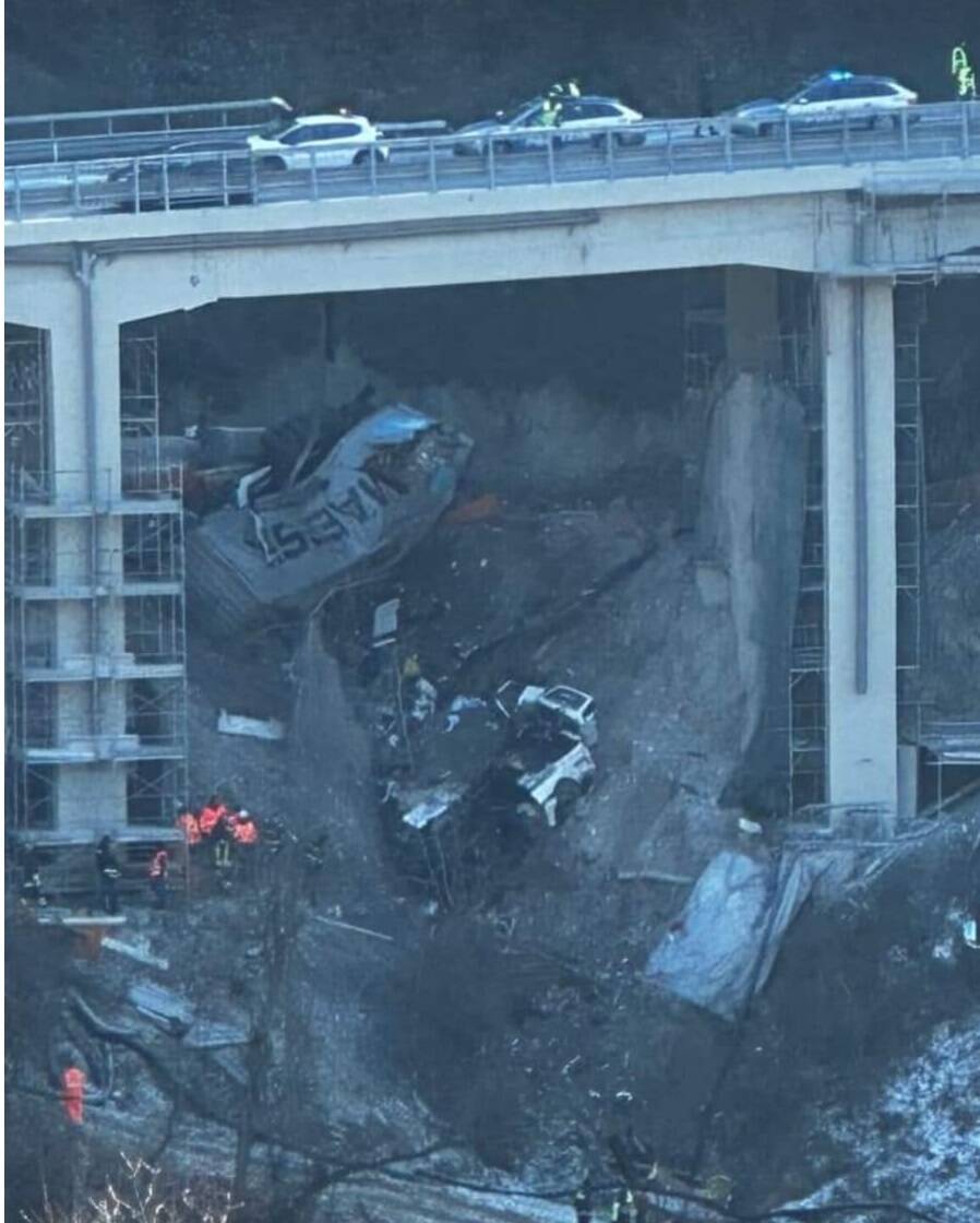 Momentul în care un șofer român cade cu TIR-ul de pe un viaduct, de la 20 metri înălțime, în Italia. VIDEO - Imaginea 2